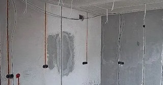 Прокладка кабеля в штробе в Тынде – расценки от 211 руб - ЭлектроТнд